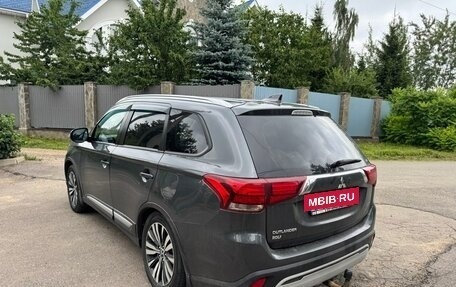 Mitsubishi Outlander III рестайлинг 3, 2020 год, 2 990 000 рублей, 7 фотография