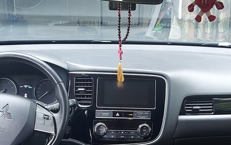 Mitsubishi Outlander III рестайлинг 3, 2019 год, 2 500 000 рублей, 4 фотография