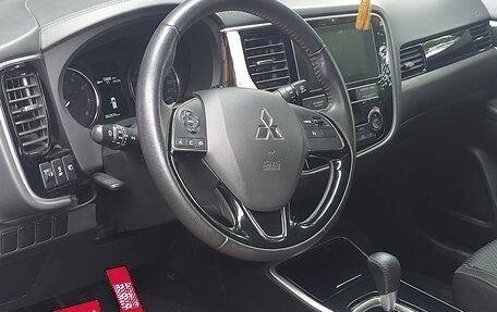Mitsubishi Outlander III рестайлинг 3, 2019 год, 2 500 000 рублей, 10 фотография