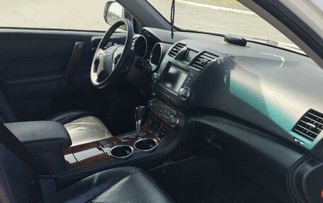 Toyota Highlander III, 2011 год, 1 980 000 рублей, 1 фотография