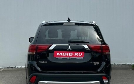 Mitsubishi Outlander III рестайлинг 3, 2017 год, 2 450 000 рублей, 6 фотография