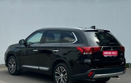 Mitsubishi Outlander III рестайлинг 3, 2017 год, 2 450 000 рублей, 7 фотография