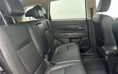 Mitsubishi Outlander III рестайлинг 3, 2017 год, 2 450 000 рублей, 14 фотография
