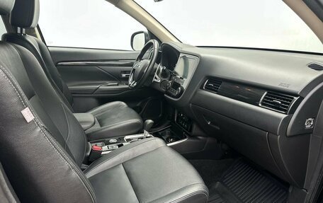 Mitsubishi Outlander III рестайлинг 3, 2017 год, 2 450 000 рублей, 13 фотография