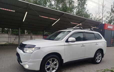 Mitsubishi Outlander III рестайлинг 3, 2013 год, 1 590 000 рублей, 3 фотография