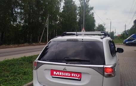 Mitsubishi Outlander III рестайлинг 3, 2013 год, 1 590 000 рублей, 4 фотография