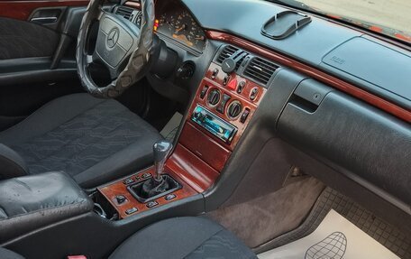 Mercedes-Benz E-Класс, 1996 год, 360 000 рублей, 13 фотография