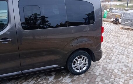 Peugeot Traveller I, 2017 год, 1 850 000 рублей, 2 фотография
