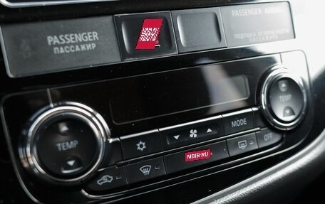 Mitsubishi Outlander III рестайлинг 3, 2018 год, 2 060 000 рублей, 15 фотография