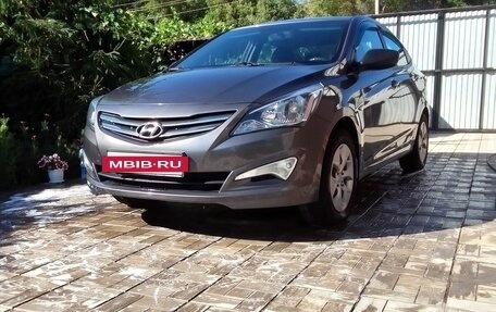 Hyundai Solaris II рестайлинг, 2015 год, 1 100 000 рублей, 2 фотография