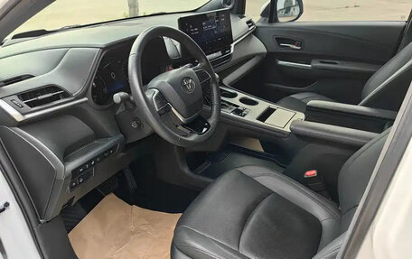 Toyota Granvia, 2021 год, 4 100 000 рублей, 6 фотография