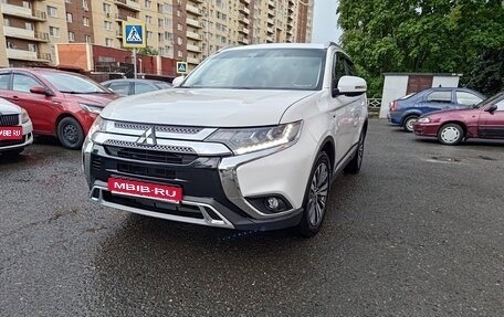 Mitsubishi Outlander III рестайлинг 3, 2019 год, 3 399 000 рублей, 1 фотография