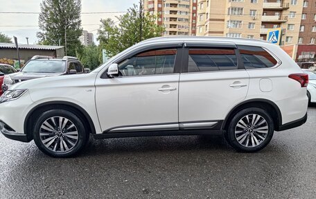Mitsubishi Outlander III рестайлинг 3, 2019 год, 3 399 000 рублей, 3 фотография