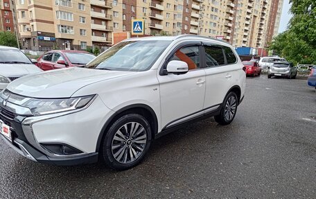 Mitsubishi Outlander III рестайлинг 3, 2019 год, 3 399 000 рублей, 2 фотография
