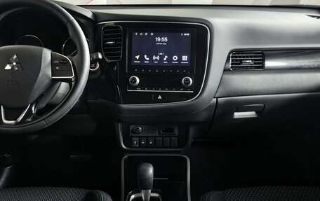 Mitsubishi Outlander III рестайлинг 3, 2021 год, 2 455 000 рублей, 11 фотография