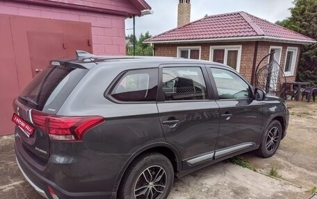 Mitsubishi Outlander III рестайлинг 3, 2017 год, 1 750 000 рублей, 13 фотография