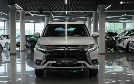 Mitsubishi Outlander III рестайлинг 3, 2022 год, 3 100 000 рублей, 3 фотография