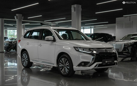 Mitsubishi Outlander III рестайлинг 3, 2022 год, 3 100 000 рублей, 2 фотография
