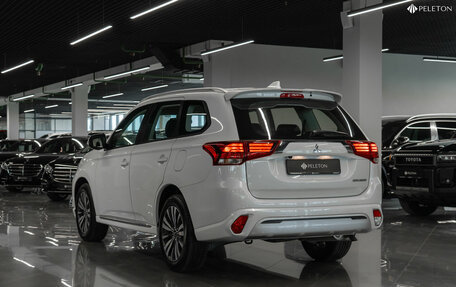 Mitsubishi Outlander III рестайлинг 3, 2022 год, 3 100 000 рублей, 5 фотография