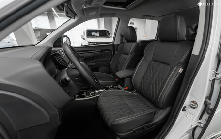 Mitsubishi Outlander III рестайлинг 3, 2022 год, 3 100 000 рублей, 9 фотография