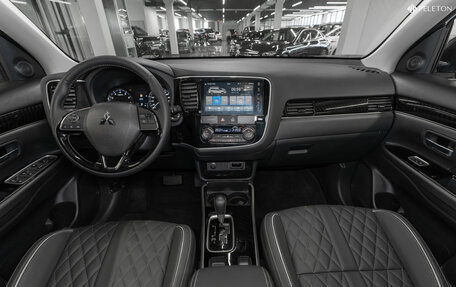 Mitsubishi Outlander III рестайлинг 3, 2022 год, 3 100 000 рублей, 8 фотография