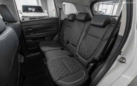 Mitsubishi Outlander III рестайлинг 3, 2022 год, 3 100 000 рублей, 13 фотография