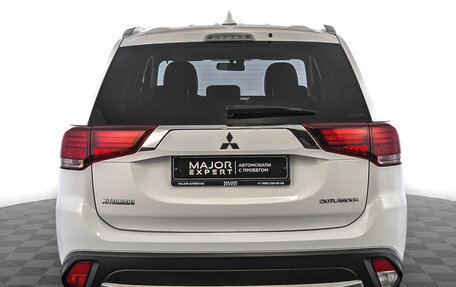 Mitsubishi Outlander III рестайлинг 3, 2018 год, 1 950 000 рублей, 6 фотография