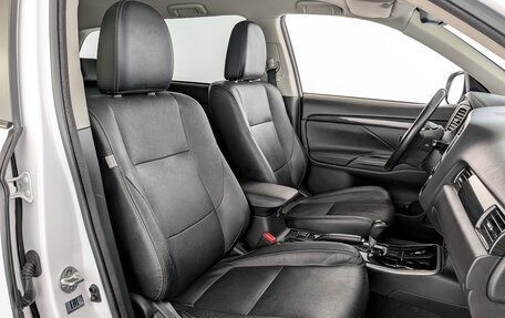 Mitsubishi Outlander III рестайлинг 3, 2018 год, 1 950 000 рублей, 24 фотография