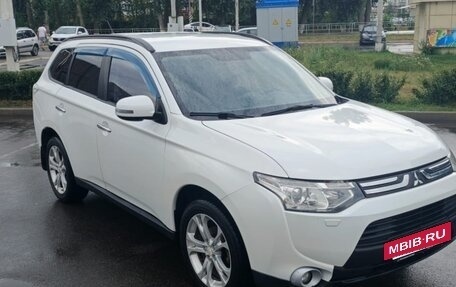 Mitsubishi Outlander III рестайлинг 3, 2014 год, 1 450 000 рублей, 2 фотография