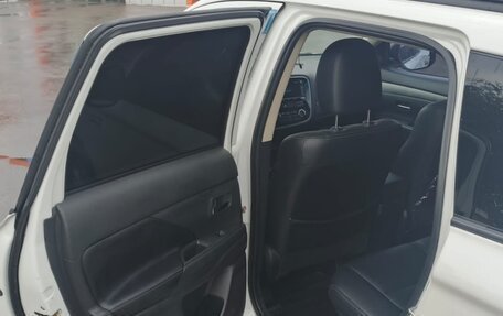 Mitsubishi Outlander III рестайлинг 3, 2014 год, 1 450 000 рублей, 13 фотография