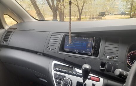 Toyota ISis I, 2010 год, 1 050 000 рублей, 12 фотография