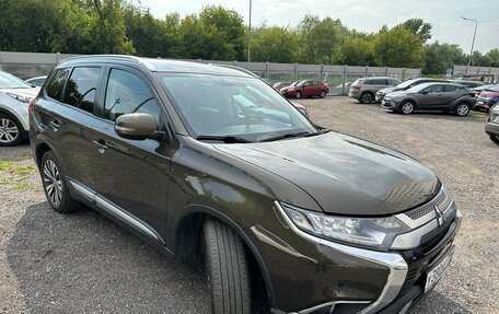 Mitsubishi Outlander III рестайлинг 3, 2018 год, 1 750 000 рублей, 2 фотография