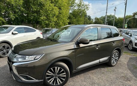 Mitsubishi Outlander III рестайлинг 3, 2018 год, 1 750 000 рублей, 3 фотография