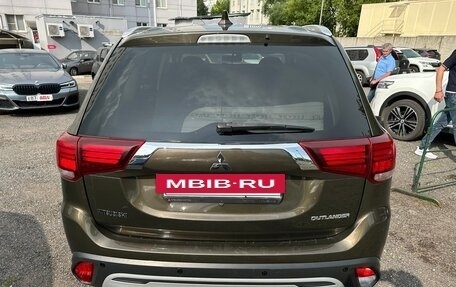 Mitsubishi Outlander III рестайлинг 3, 2018 год, 1 750 000 рублей, 4 фотография