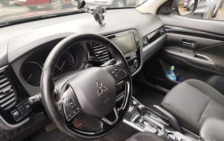 Mitsubishi Outlander III рестайлинг 3, 2018 год, 1 750 000 рублей, 6 фотография