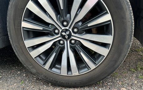 Mitsubishi Outlander III рестайлинг 3, 2018 год, 1 750 000 рублей, 9 фотография