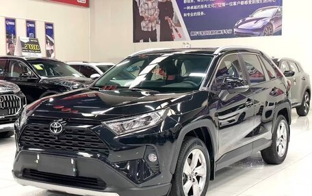 Toyota RAV4, 2021 год, 2 550 000 рублей, 2 фотография