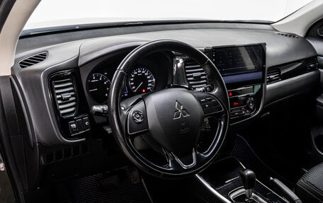 Mitsubishi Outlander III рестайлинг 3, 2019 год, 2 015 000 рублей, 9 фотография