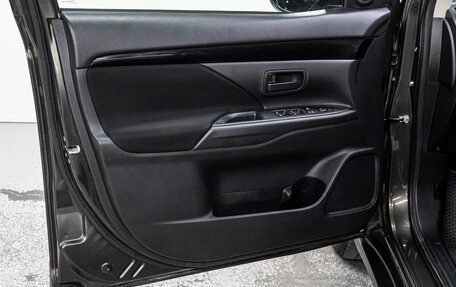 Mitsubishi Outlander III рестайлинг 3, 2019 год, 2 015 000 рублей, 10 фотография