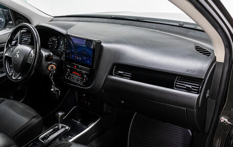 Mitsubishi Outlander III рестайлинг 3, 2019 год, 2 015 000 рублей, 14 фотография