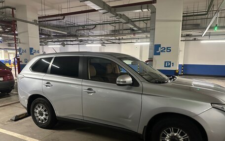 Mitsubishi Outlander III рестайлинг 3, 2013 год, 1 350 000 рублей, 3 фотография