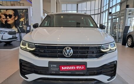 Volkswagen Tiguan II, 2021 год, 3 790 000 рублей, 2 фотография
