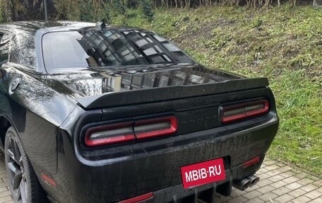 Dodge Challenger III рестайлинг 2, 2021 год, 3 900 000 рублей, 4 фотография