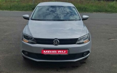 Volkswagen Jetta VI, 2013 год, 1 300 000 рублей, 2 фотография