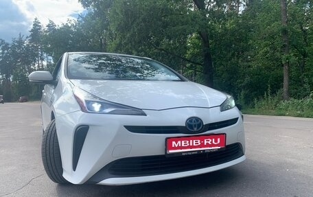 Toyota Prius IV XW50, 2019 год, 1 900 000 рублей, 1 фотография