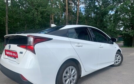 Toyota Prius IV XW50, 2019 год, 1 900 000 рублей, 3 фотография