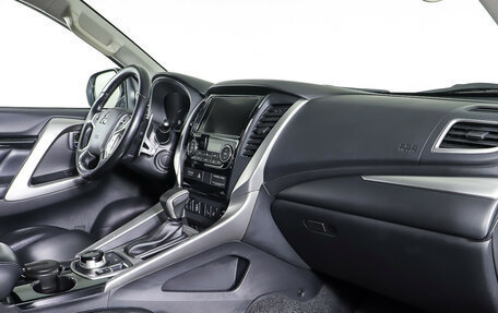 Mitsubishi Pajero Sport III рестайлинг, 2016 год, 2 990 000 рублей, 11 фотография