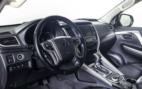 Mitsubishi Pajero Sport III рестайлинг, 2016 год, 2 990 000 рублей, 14 фотография