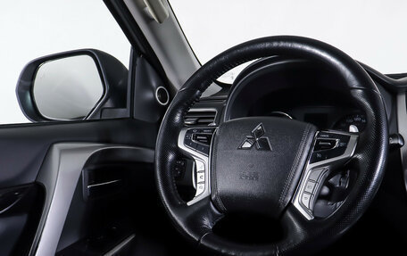 Mitsubishi Pajero Sport III рестайлинг, 2016 год, 2 990 000 рублей, 16 фотография