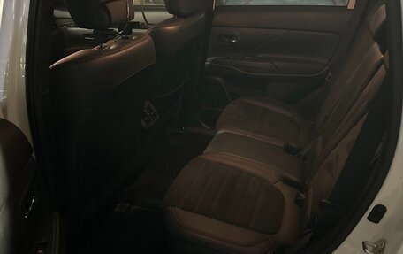 Mitsubishi Outlander III рестайлинг 3, 2021 год, 2 450 000 рублей, 6 фотография